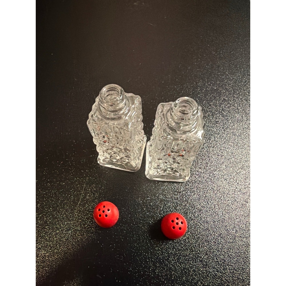 Vintage Clear Glass Salt & Pepper Shakers Set Diamond Cut Pattern Red Plastic - Picture 4 of 4